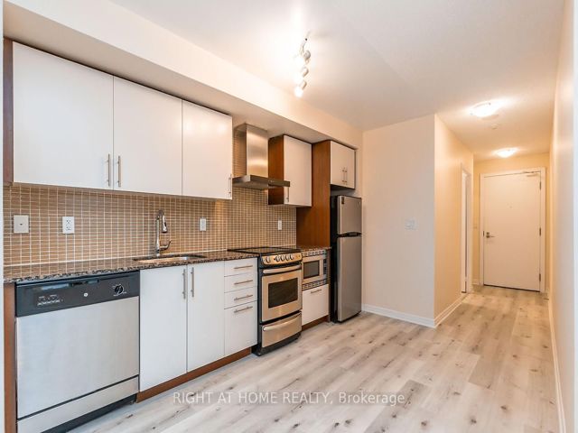 512 - 352 Front St W