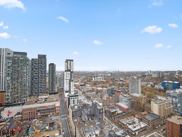 PH101 - 199 Richmond St W