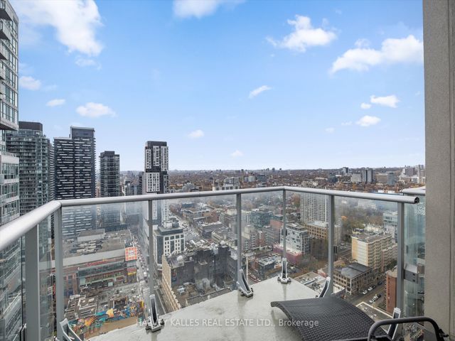 PH101 - 199 Richmond St W