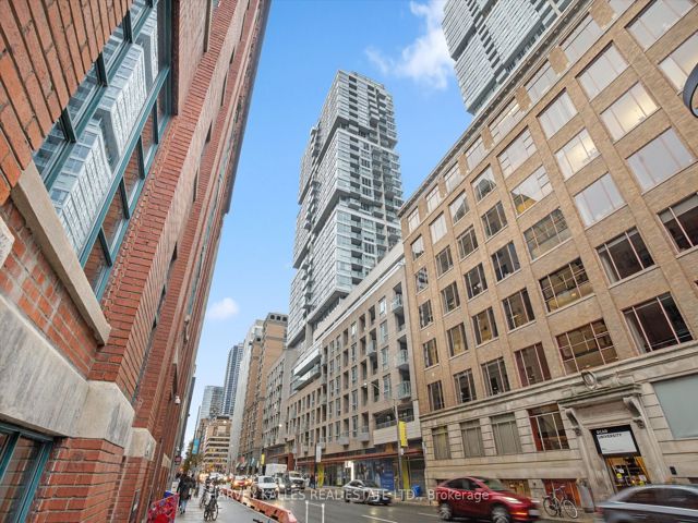 PH101 - 199 Richmond St W