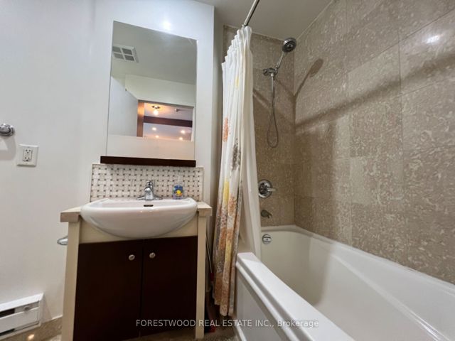 2201 - 208 Queens Quay Way W