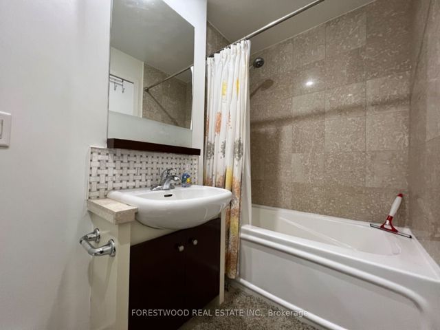 2201 - 208 Queens Quay Way W