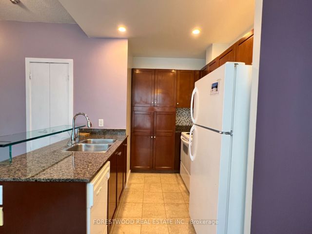 2201 - 208 Queens Quay Way W