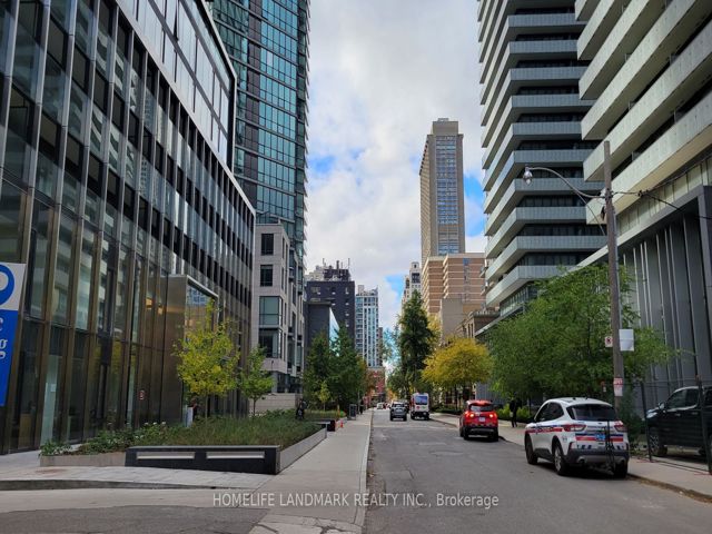 2005 - 55 Charles St E