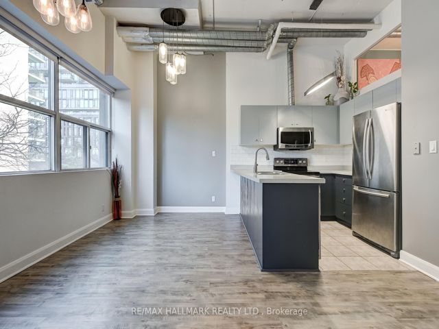 202 - 700 King St W