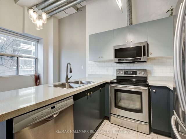 202 - 700 King St W