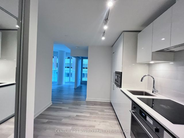 1528 - 230 Simcoe St