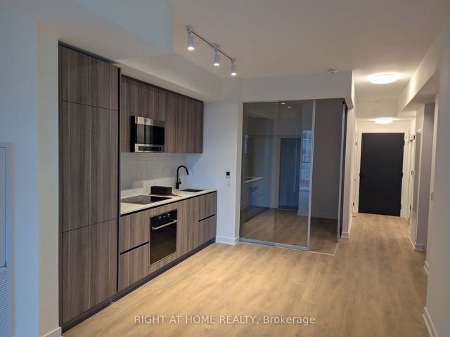714 - 127 Broadway Ave