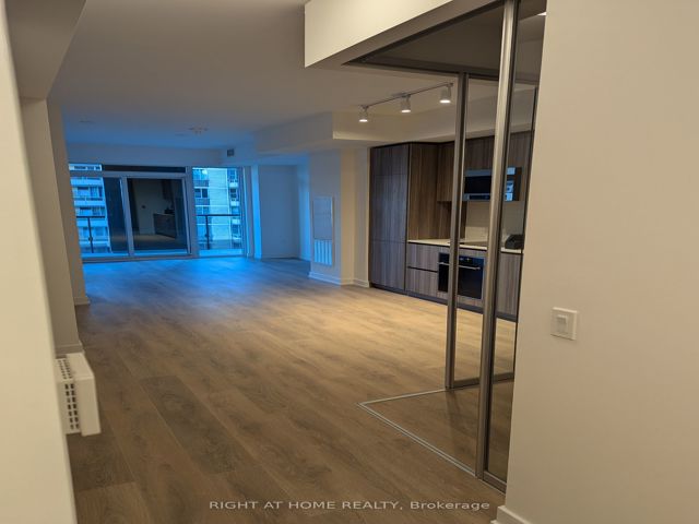 714 - 127 Broadway Ave