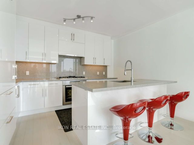 302 - 29 Queens Quay E
