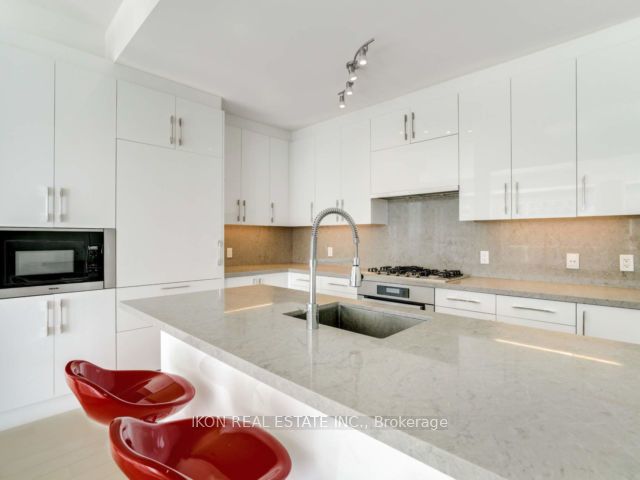 302 - 29 Queens Quay E