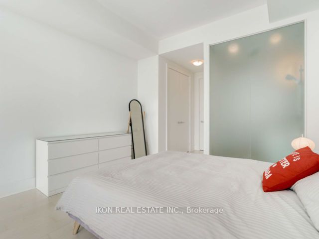 302 - 29 Queens Quay E