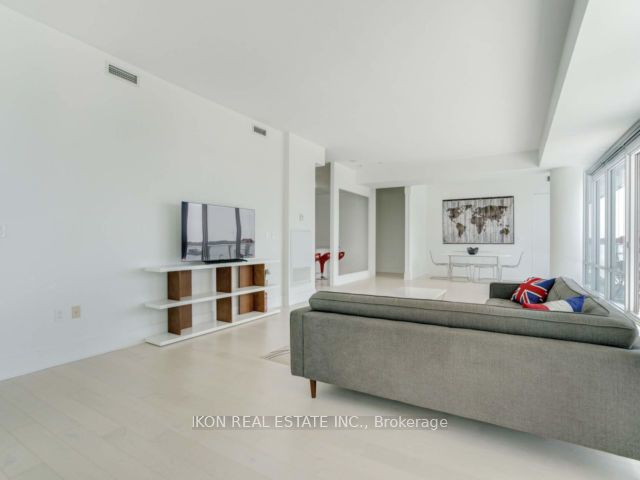 302 - 29 Queens Quay E