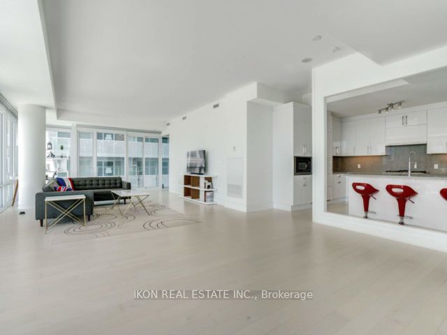 302 - 29 Queens Quay E