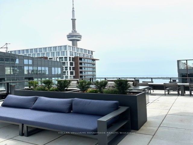 1802 - 357 King St W