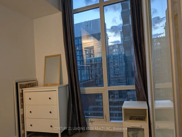 1523 - 4K Spadina Ave