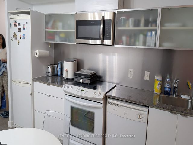 1523 - 4K Spadina Ave