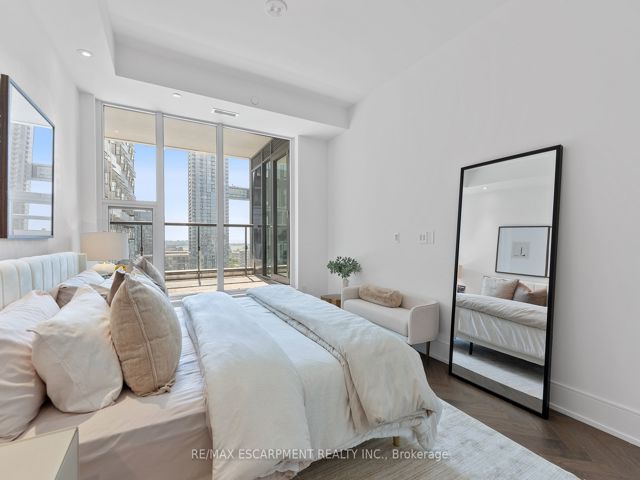 1108 - 455 Wellington St W