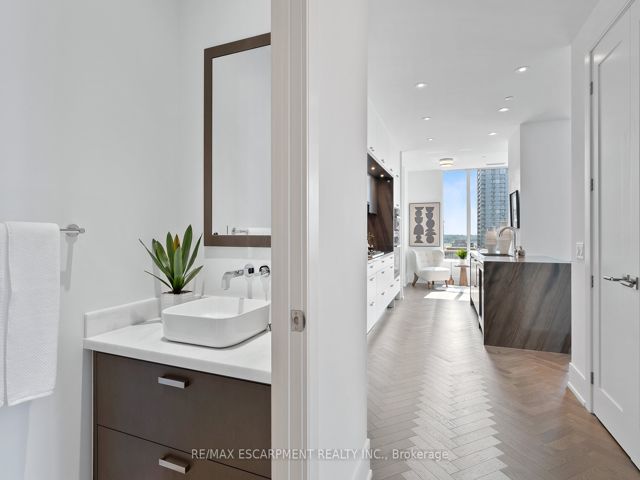 1108 - 455 Wellington St W