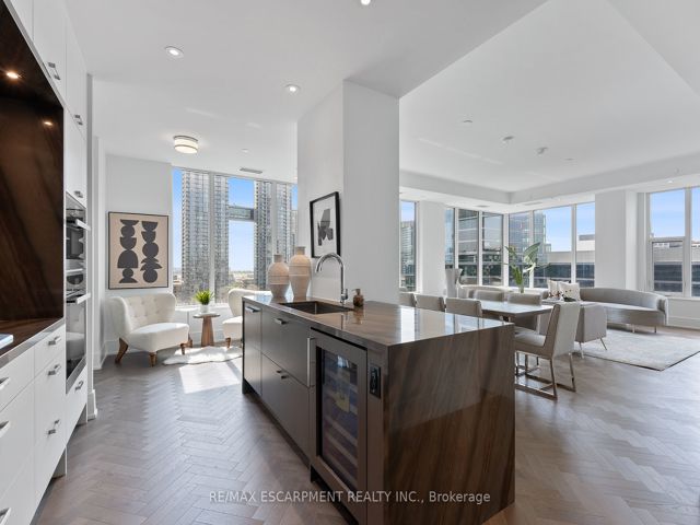 1108 - 455 Wellington St W