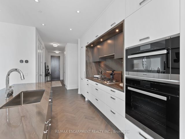 1108 - 455 Wellington St W