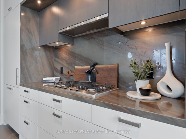 1108 - 455 Wellington St W