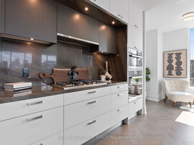 1108 - 455 Wellington St W