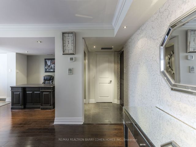 1204 - 30 Wellington St E