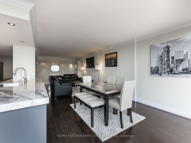 1204 - 30 Wellington St E
