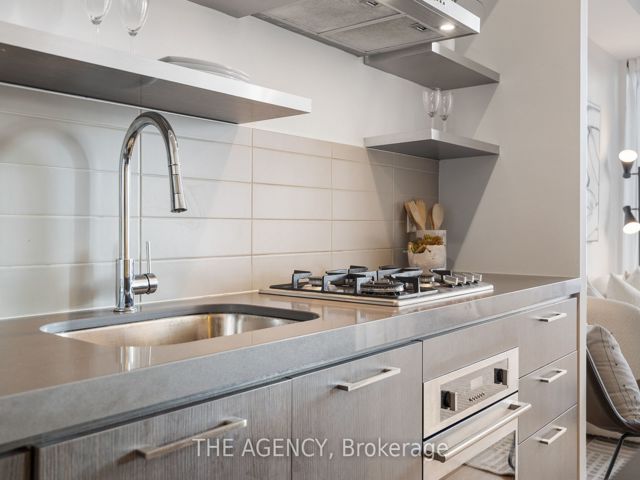 1011 - 560 King St W