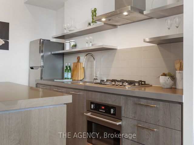 1011 - 560 King St W