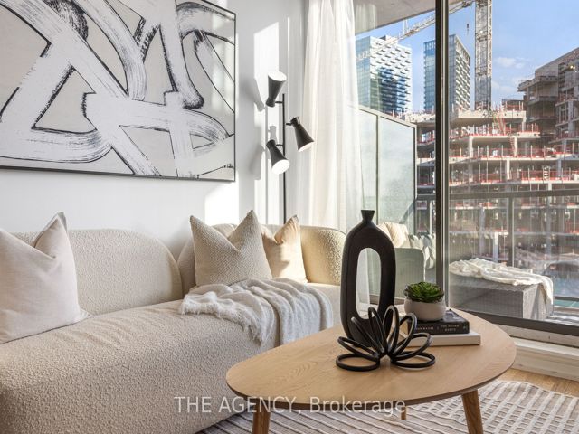 1011 - 560 King St W