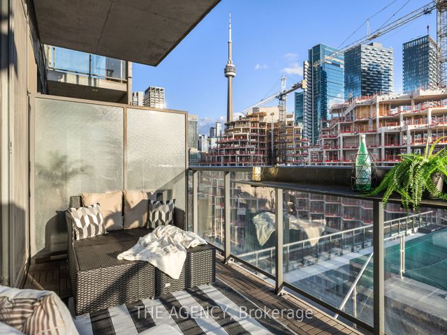 1011 - 560 King St W