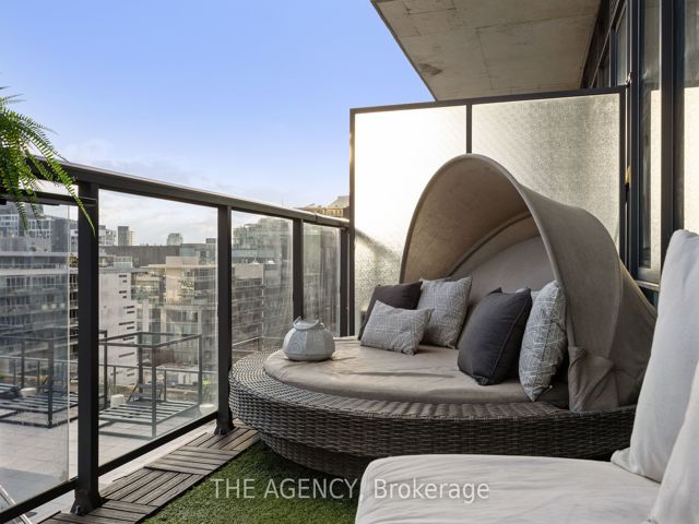 1011 - 560 King St W