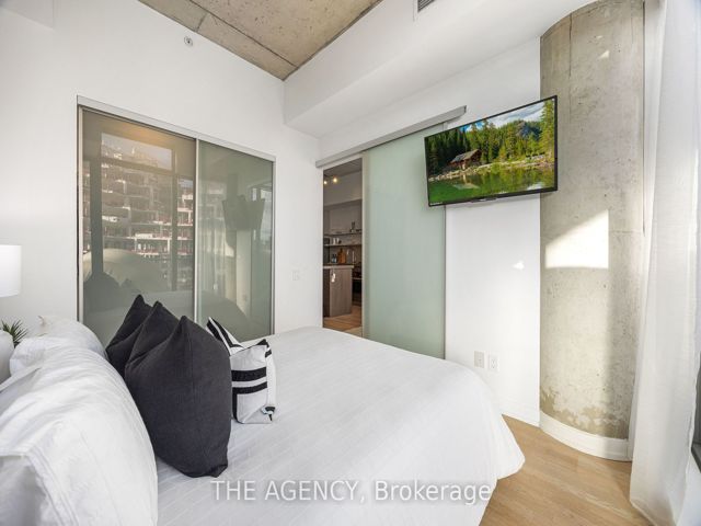 1011 - 560 King St W