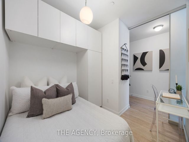 1011 - 560 King St W