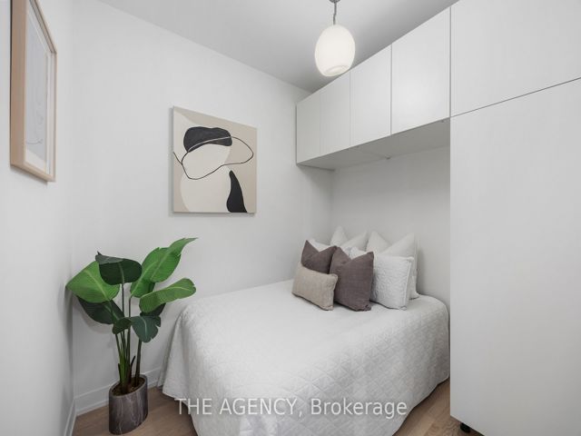 1011 - 560 King St W