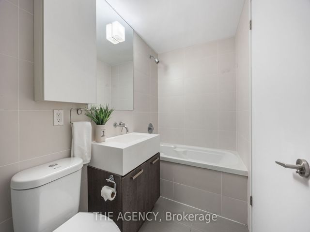 1011 - 560 King St W