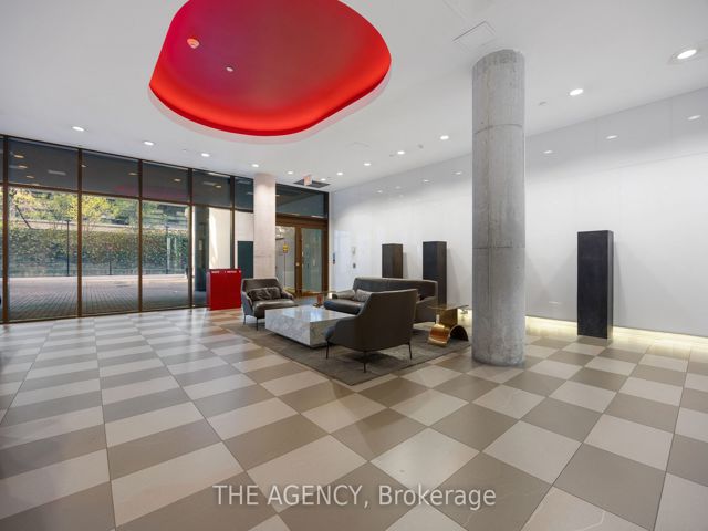 1011 - 560 King St W