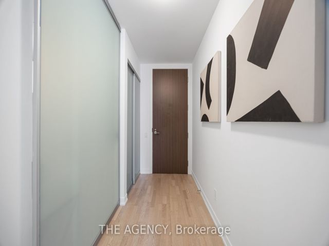 1011 - 560 King St W