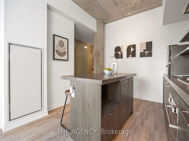 1011 - 560 King St W