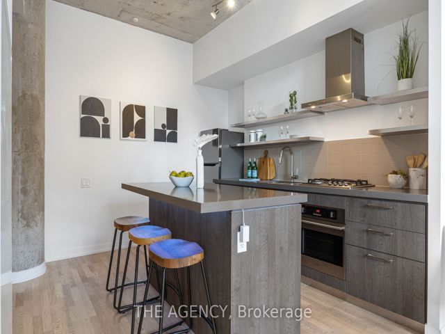 1011 - 560 King St W