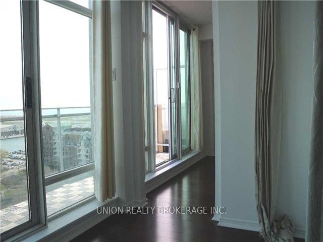 1810 - 650 Queens Quay W