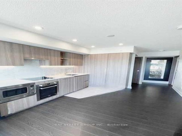 901 - 17 Bathurst St