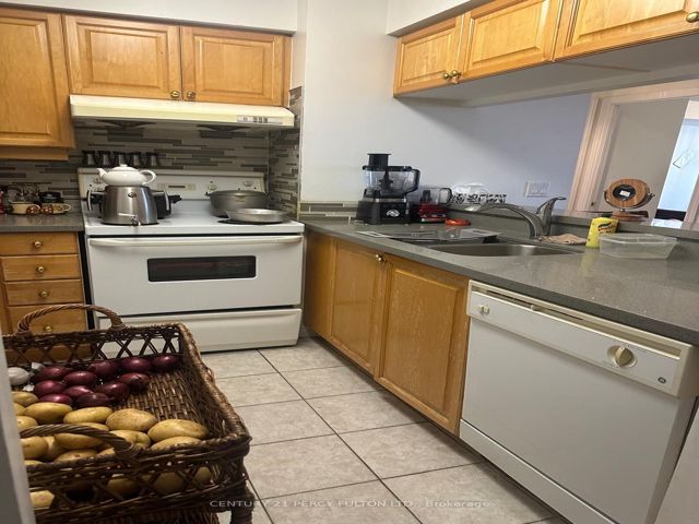 708 - 18 Sommerset Way