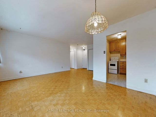 207 - 160 The Donway  W