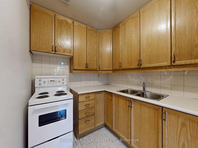 207 - 160 The Donway  W