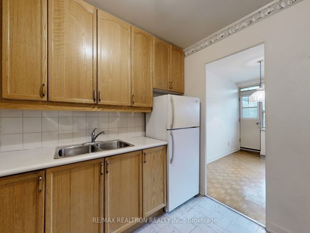 207 - 160 The Donway  W