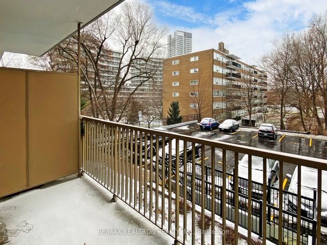 207 - 160 The Donway  W