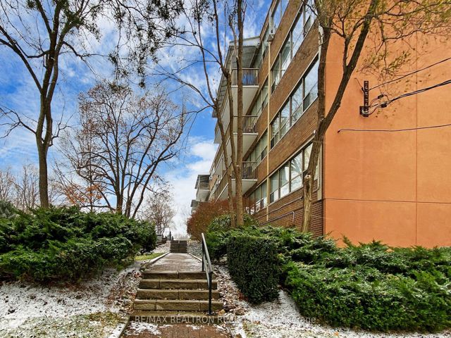 207 - 160 The Donway  W